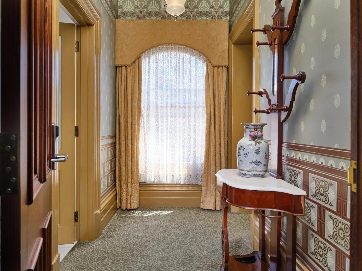 Craig'S Royal Hotel Балларат Екстер'єр фото The hallway