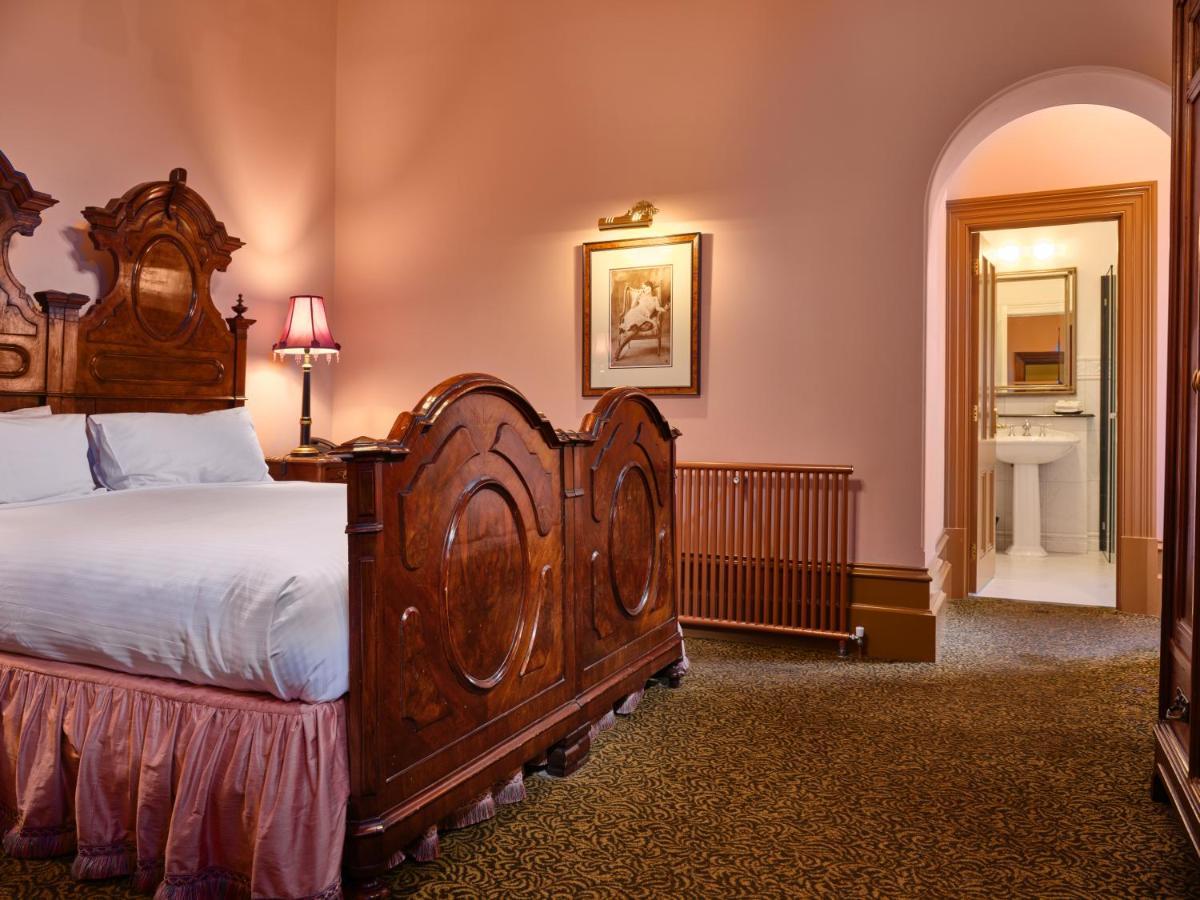 Craig'S Royal Hotel Балларат Екстер'єр фото A bedroom at the hotel