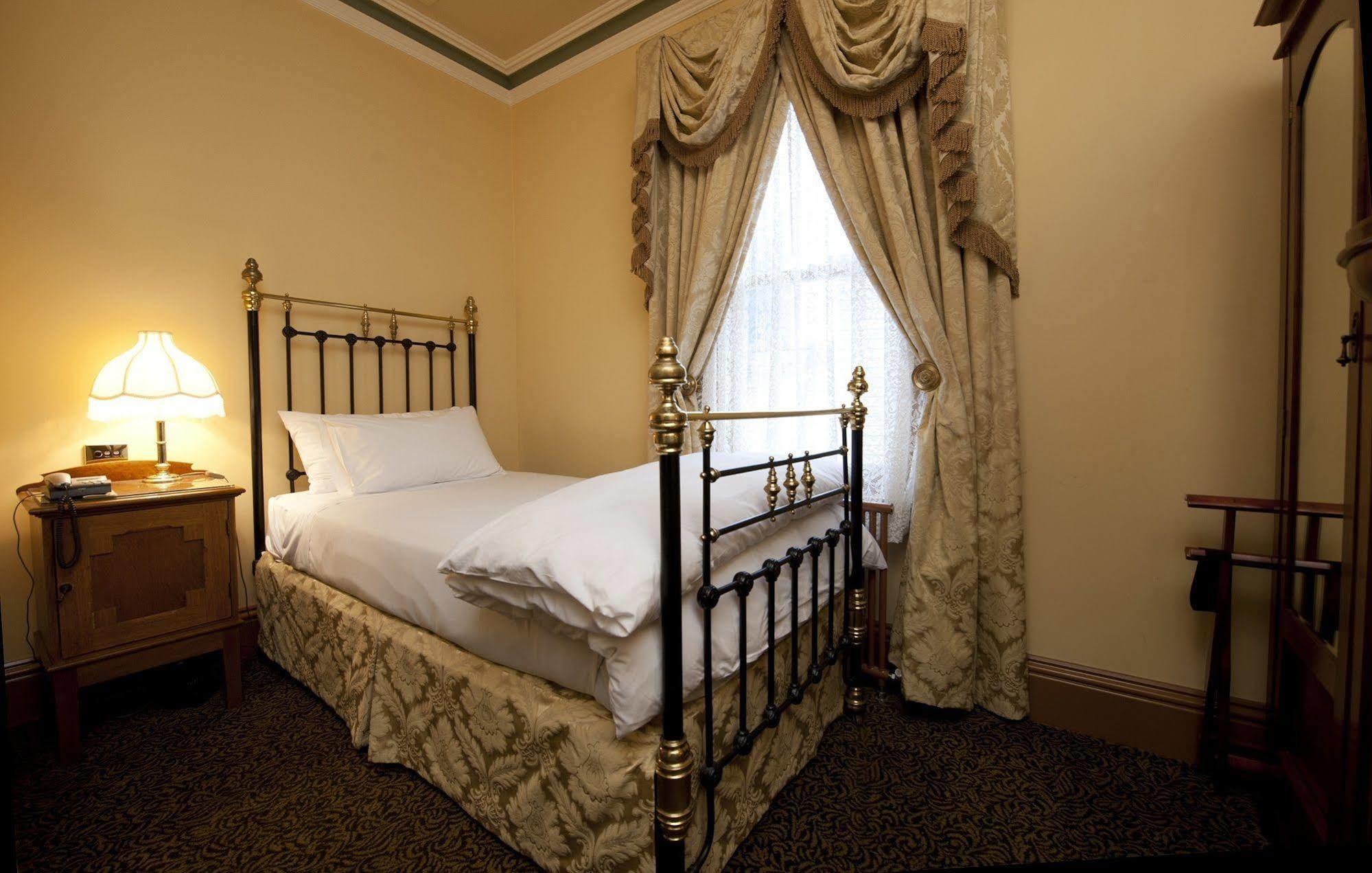 Craig'S Royal Hotel Балларат Екстер'єр фото A single room at the hotel