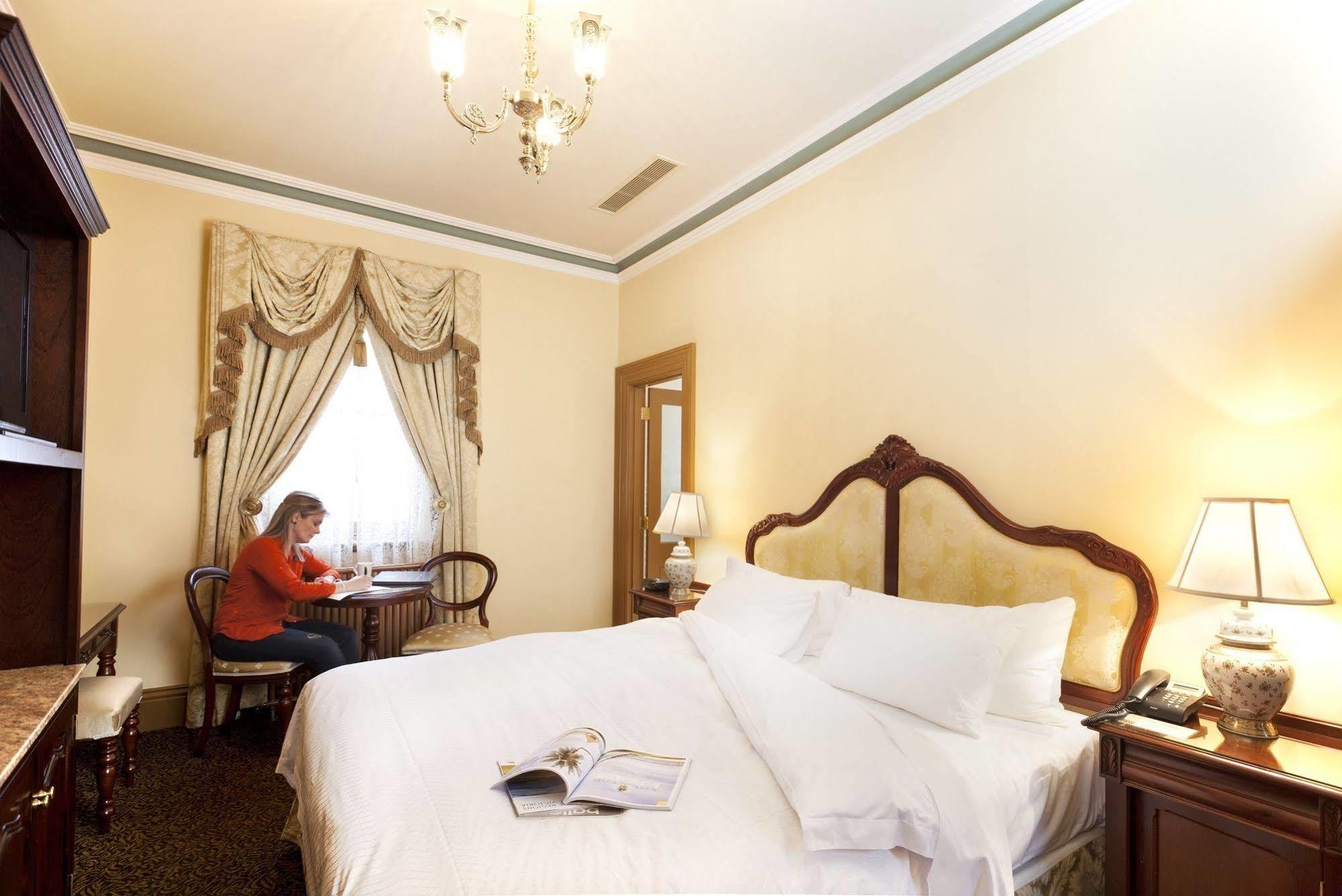 Craig'S Royal Hotel Балларат Екстер'єр фото A guest room at the hotel