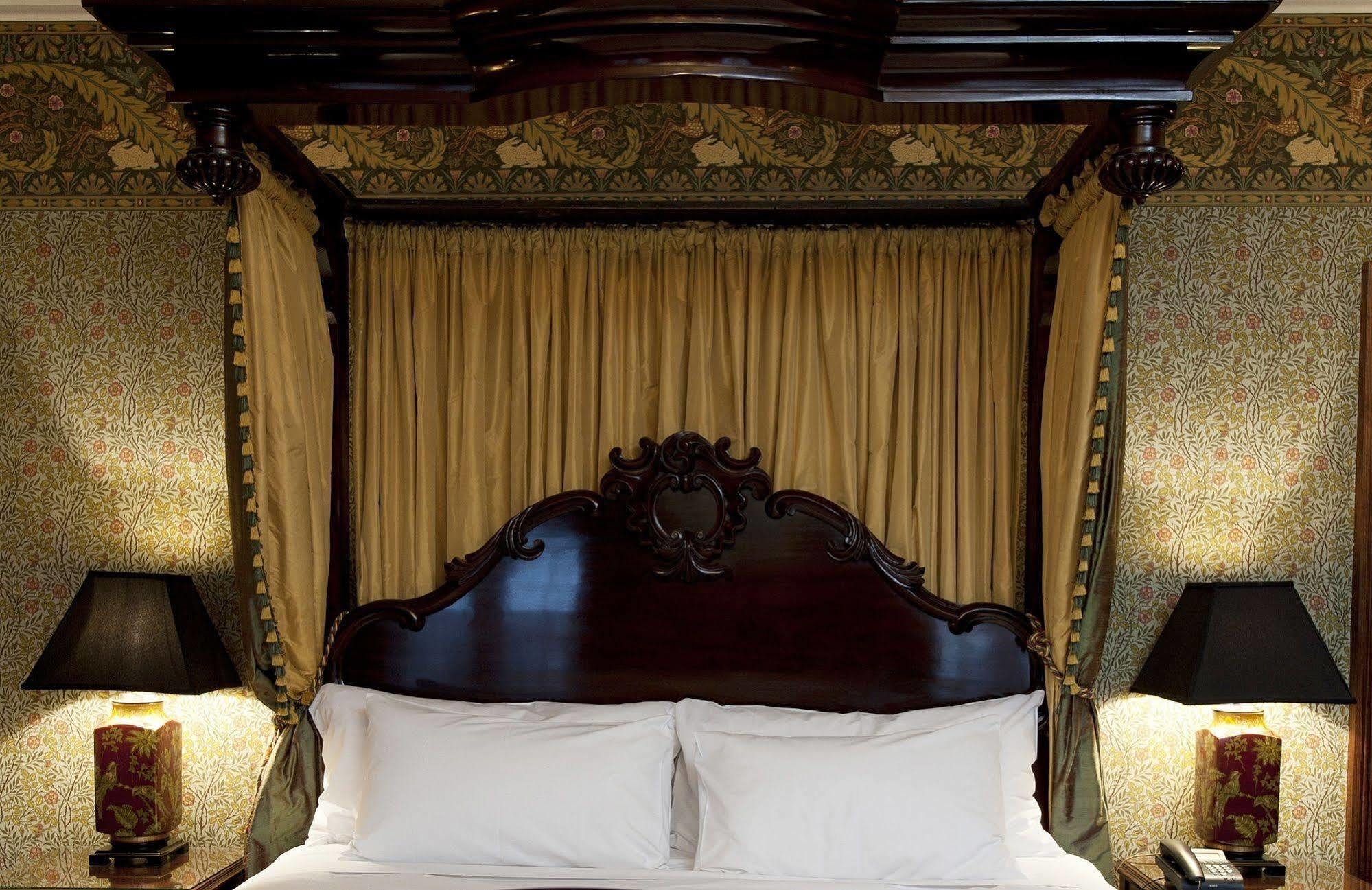 Craig'S Royal Hotel Балларат Екстер'єр фото The bed in the bedroom of the hotel